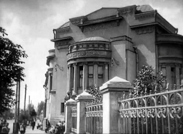 Дом рабочих металлистов в 1928 г. (кадр из кинохроники)