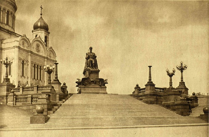 Торжественное открытие памятника Александру III в высочайшем присутствии состоялось 30 мая 1912 года на Пречистенской набережной около Храма Христа Спасителя.