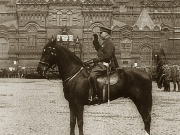 Ворошилов принимает парад на Красной площади 1 мая 1926 года
