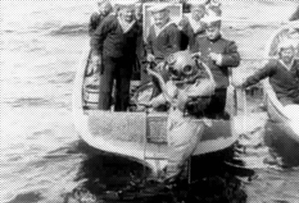 1913 год. Испытания первого водолазного костюма. Погружение под воду в трехболтовке. Кадр из фильма Ханжонкова.