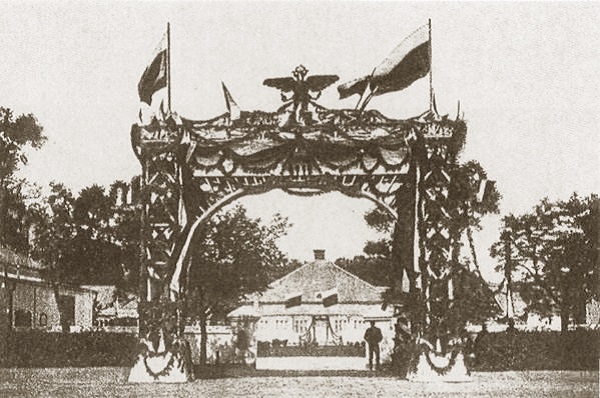 Кинохроника 1914 г. Аскания-Нова. Триумфальная арка в честь приезда царя в Асканию-Нова. 1914 г.