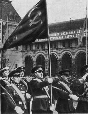 К. Я. Самсонов несет знамя Победы на Параде 1965 г.